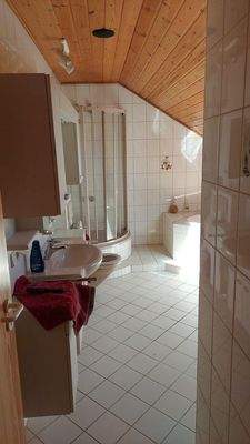 Großes Badezimmer
