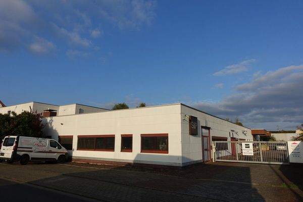 Produktionsgebäude Zufahrt