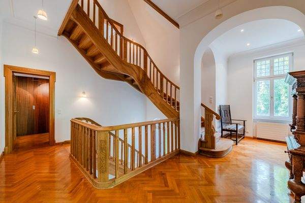 Spacious staircase