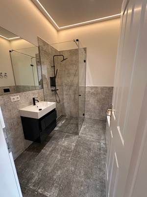 Badezimmer mit Dusche
