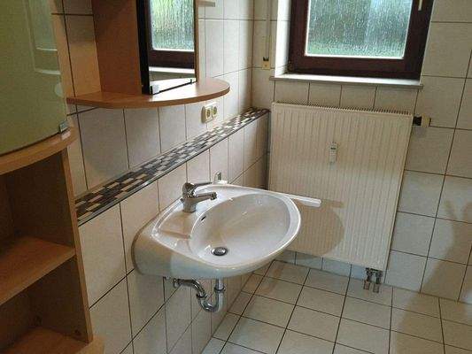 ...mit Spiegelschrank