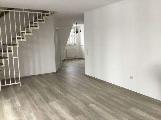 Wohnzimmer mit Essecke und Innentreppe.jpeg