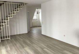 Wohnzimmer mit Essecke und Innentreppe.jpeg