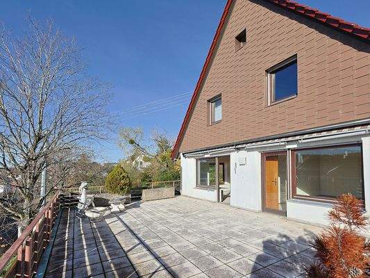 Große, sonnige Terrasse