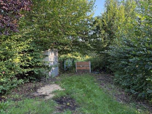 Gartenansicht mit Blick zum Geräteschuppen