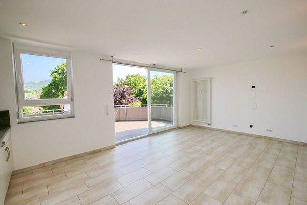 Wohnzimmer mit Zugang zum Balkon