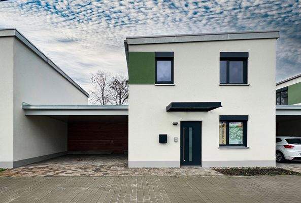 KH 33 Eingang mit 2 Carportplätzen