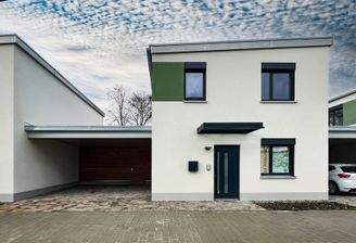 KH 33 Eingang mit 2 Carportplätzen