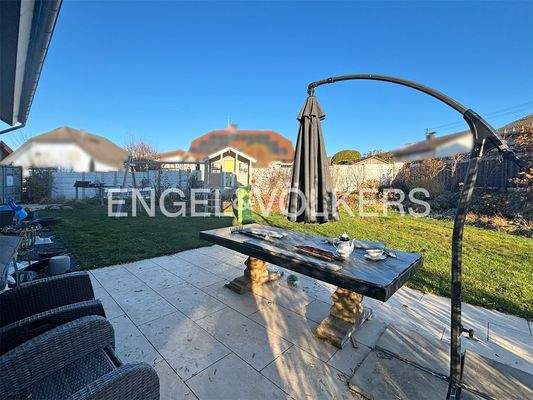 Terrasse mit angrenzendem Garten