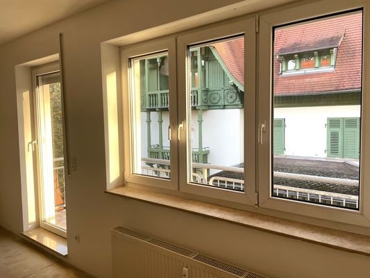 Wohnzimmer mit Balkon