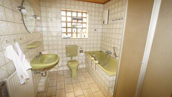 das Bad mit Wanne und Dusche