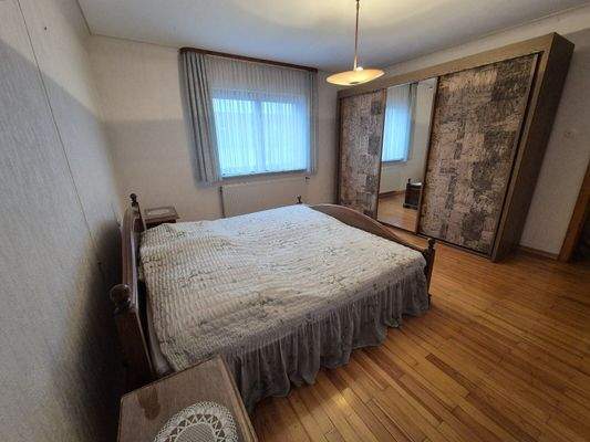 zeigt weiteres Schlafzimmer im Obergeschoss