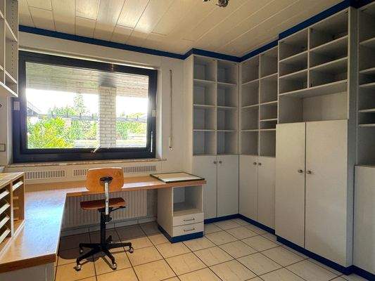 Büro EG mit Einbauschränken