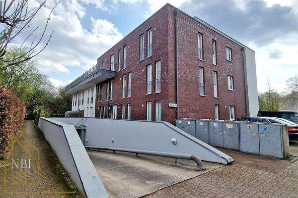 Hausansicht mit Garageneinfahrt