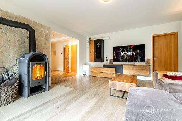 Wohnzimmer mit angrenzendem Schlafzimmer