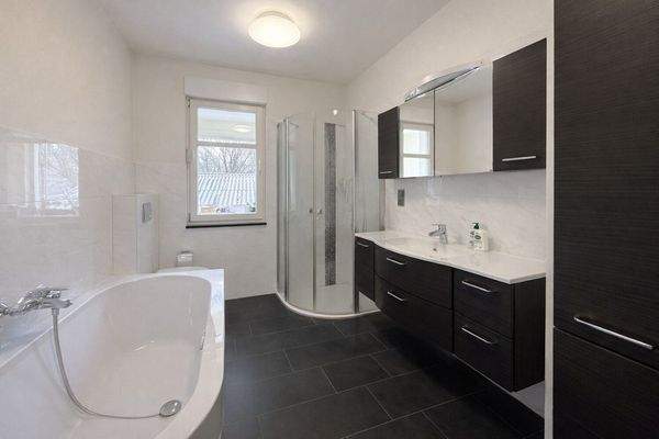 modernes Bad im  Erdgeschoss