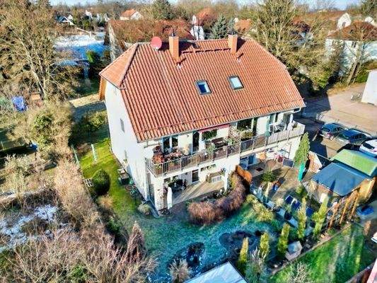 Blick auf das Haus und hinteren Garten