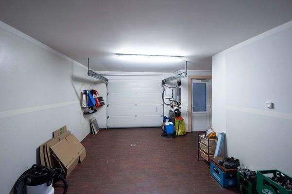 Garage mit E-Tor und FB Heizung 