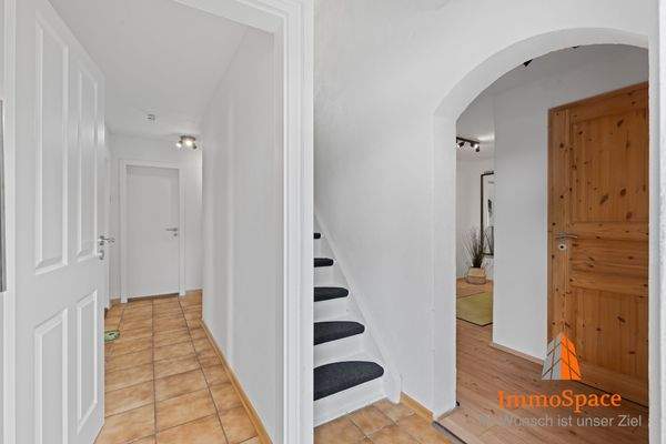 Eingangsbereich mit Treppenaufgang