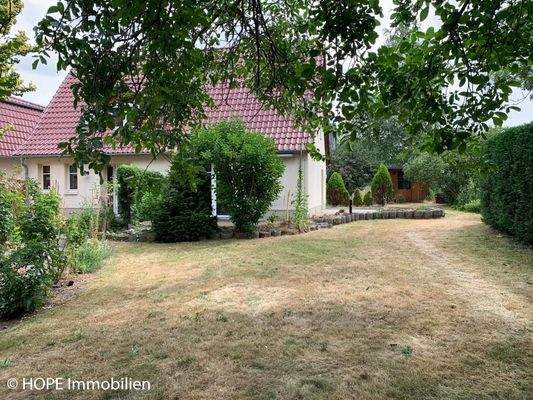 Vorderansicht mit Blick in Garten