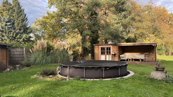 Pool, Barhäuschen und Lounge