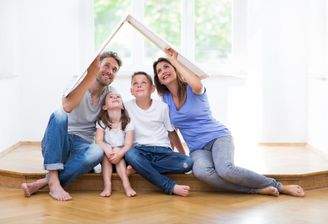 Familie mit Dach über den Kopf