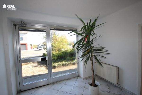 Eingangsbereich und Parkplatz