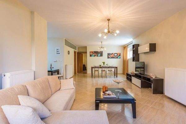 Kreta, Panormos: Haus mit 2 Wohnungen in einer Wohnanlage zu verkaufen