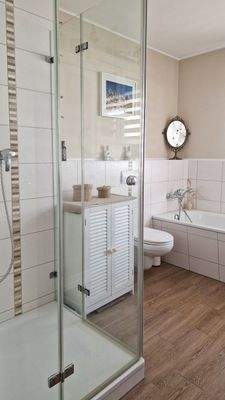 Badezimmer mit Dusche und Wanne OG