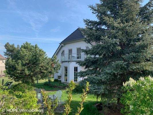 Blick zum Giebel mit Erker