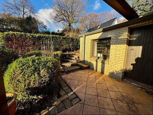 Zuwegung vom Garten zum Keller und Garage