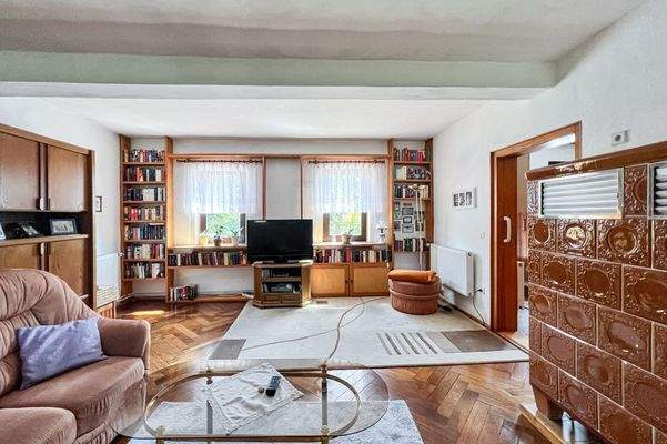 Helles Wohnzimmer mit Echtholzparkett