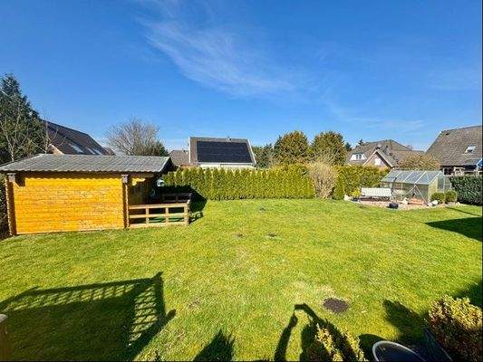 Blick in den Garten mit Laube