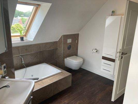 Bad mit Wanne und WC