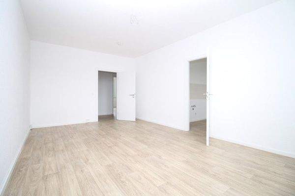 Wohnzimmer mit Balkon