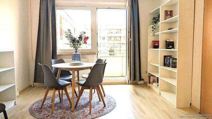 Wohnzimmer m. Blick auf Balkon