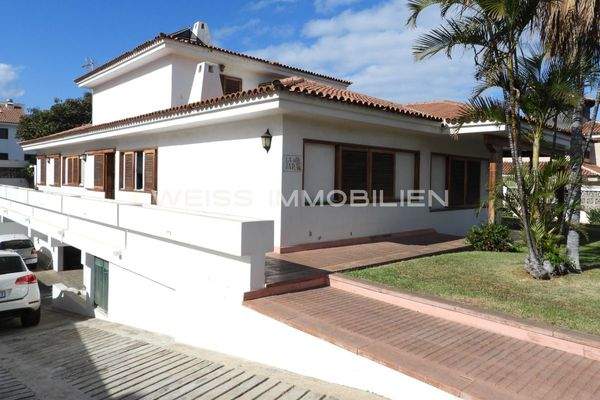 Außenansicht mit Garage