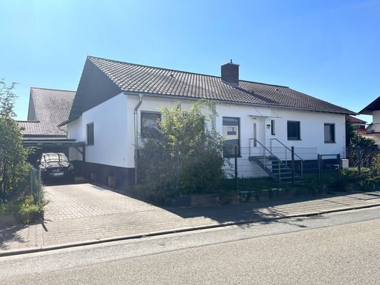 Haus Außenansicht  mit Garage