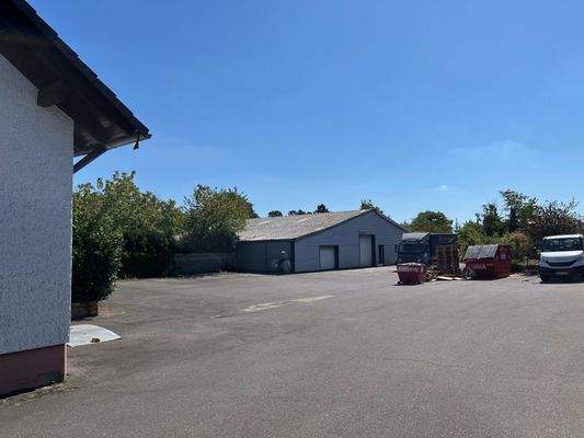 großzügige Hoffläche