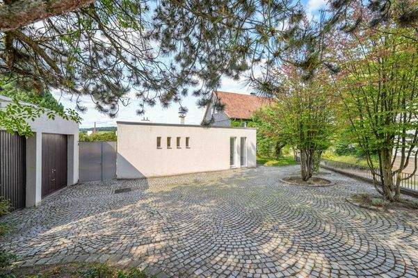 Eingangsbereich mit Garagen