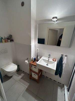 Badezimmer mit Dusche und WC