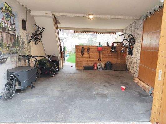 Hof mit Hoftor / Einfahrt