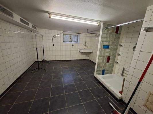 Keller Waschmaschinenraum mit Dusche.jpg