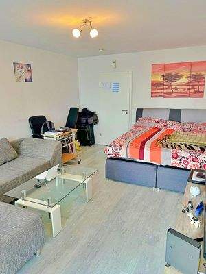 Wohn- und Schlafzimmer möbliert