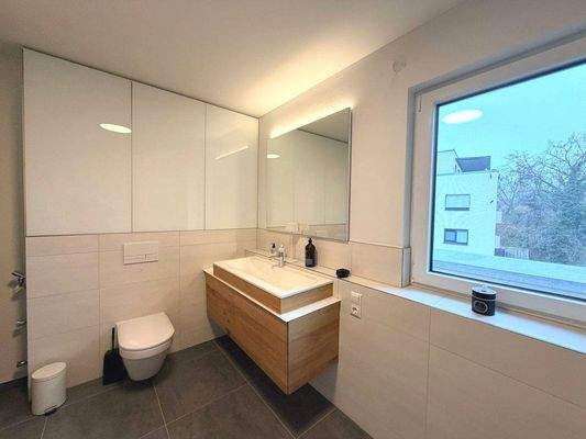 Badezimmer mit Einbauschränken