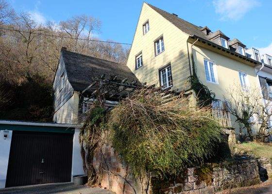 Außenansicht mit Garage