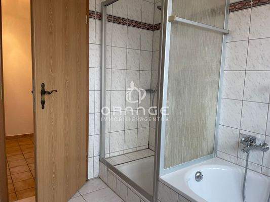 ...Wanne und Dusche inklusive