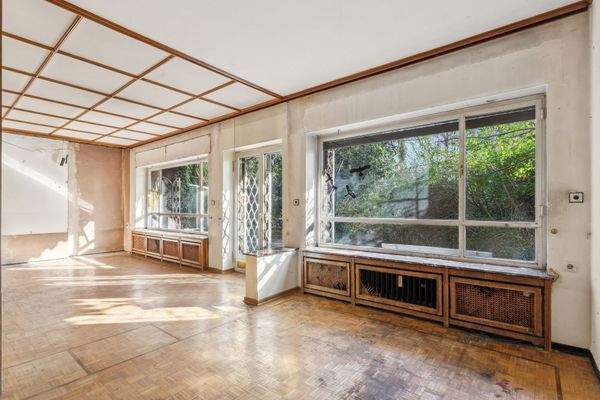 Blick durch den Wohnraum zur Terrasse