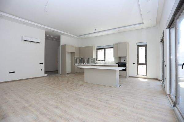 Detached Villa for Sale in an Elite Complex in Altıntaş