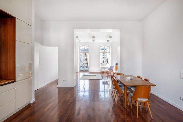 Essbereich mit Blick in den Wohnbereich